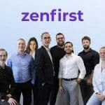 Groupe de personnes devant logo Zenfirst.